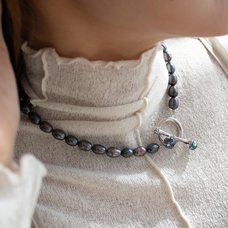 Buckle Snowball Black pearl Necklace - 項鍊 - 玻璃 黑色