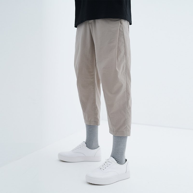 TRAN - Three-dimensional side pleated cropped trousers - กางเกงขายาว - ไฟเบอร์อื่นๆ สีกากี