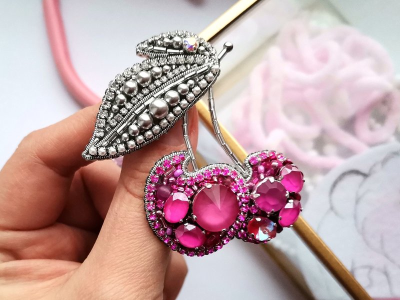 手工櫻桃珠寶胸針串珠 - 胸針 - 其他材質 粉紅色