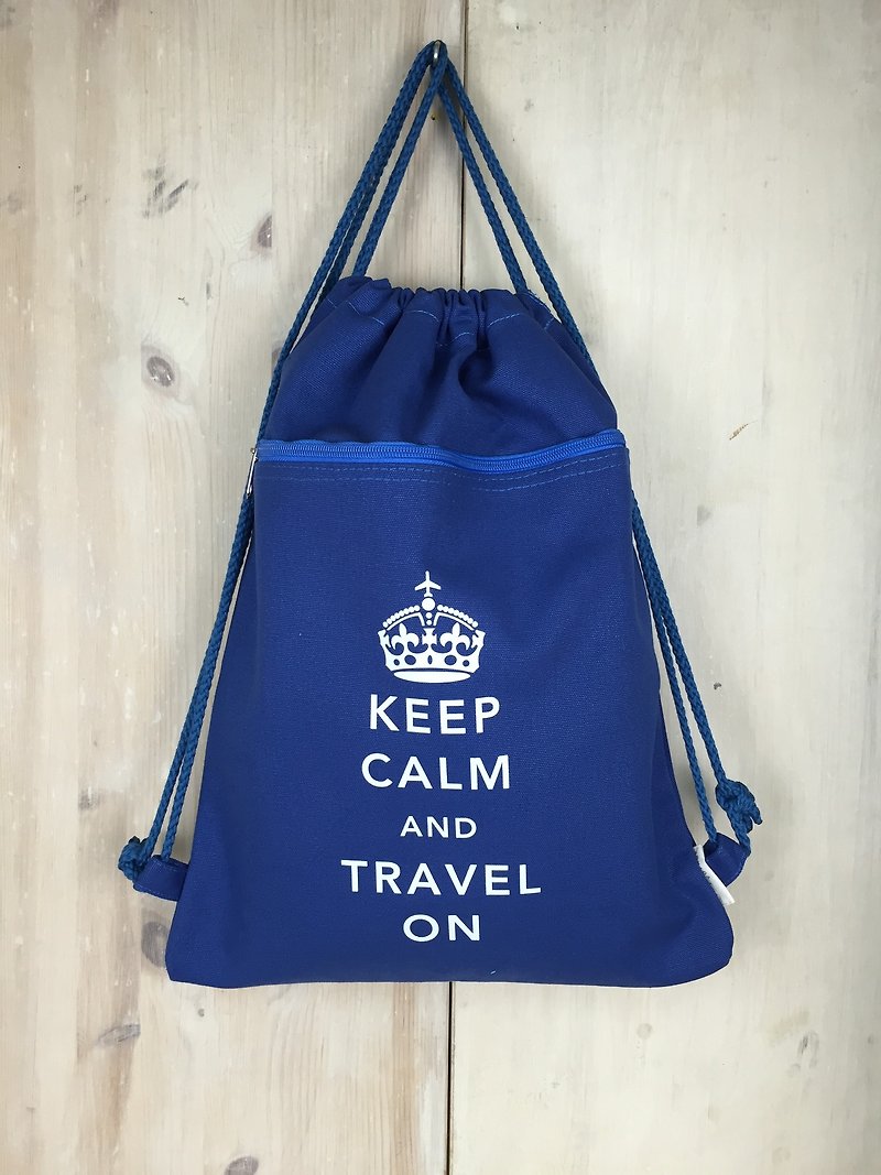 Keep Calm & Travel On Drawstring Backpack - Navy blue - กระเป๋าหูรูด - ผ้าฝ้าย/ผ้าลินิน สีน้ำเงิน
