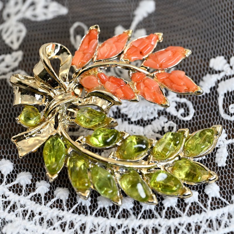 Vintage Hawaiian Jewelry Peridot Coral Ribbon Pin Brooch Gold Plated from JAPAN - เข็มกลัด - เครื่องประดับพลอย สีทอง