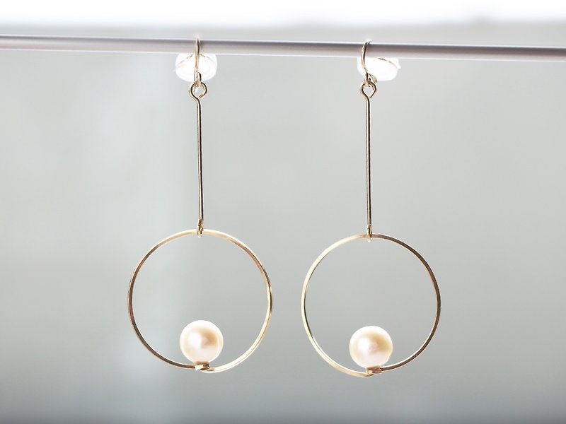 14kgf-floating pearl clip-on earrings can change to pierced earrings - ต่างหู - โลหะ สีทอง