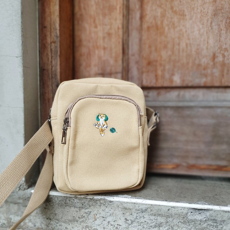 Mid-sized canvas crossbody bag with embroidery pattern (Khaki) / Napping Cat Wool Tabby Cat - Messenger Bags & Sling Bags - Cotton & Hemp Khaki