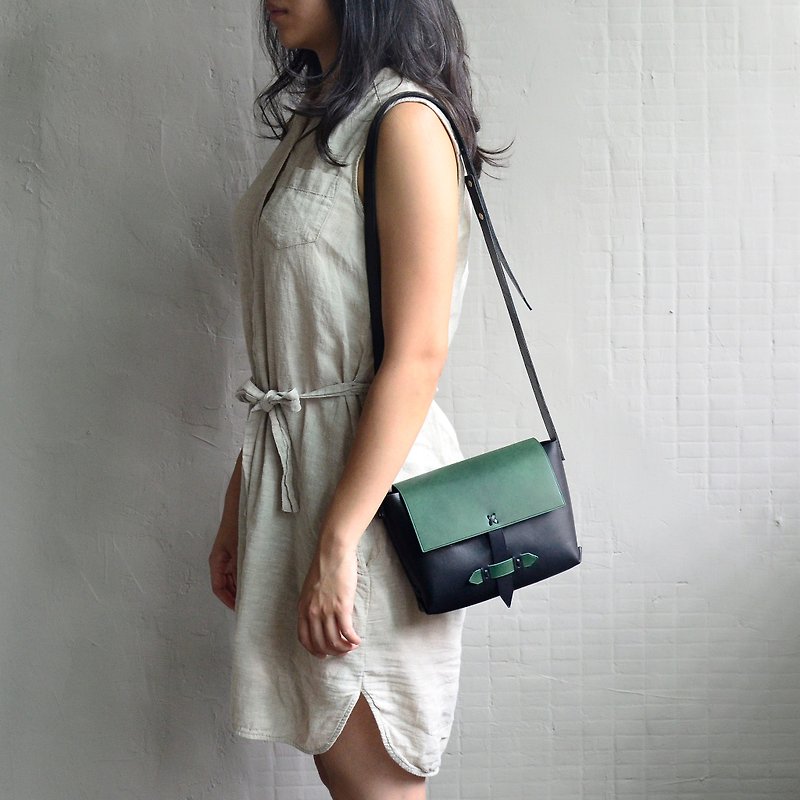[Packaging of Jungle Nocturne] Vegetable tanned cowhide side backpack black green leather shoulder bag crossbody bag - กระเป๋าแมสเซนเจอร์ - หนังแท้ สีดำ
