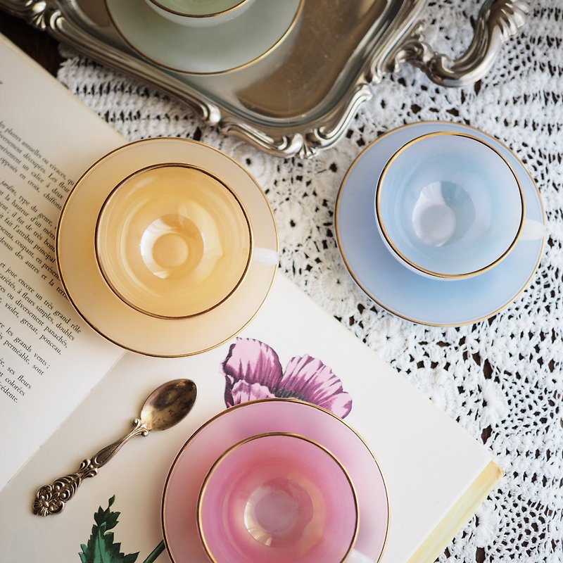 Classic retro French Arcopal cream glass cup and saucer set/coffee cup/tea cup - แก้วมัค/แก้วกาแฟ - แก้ว หลากหลายสี