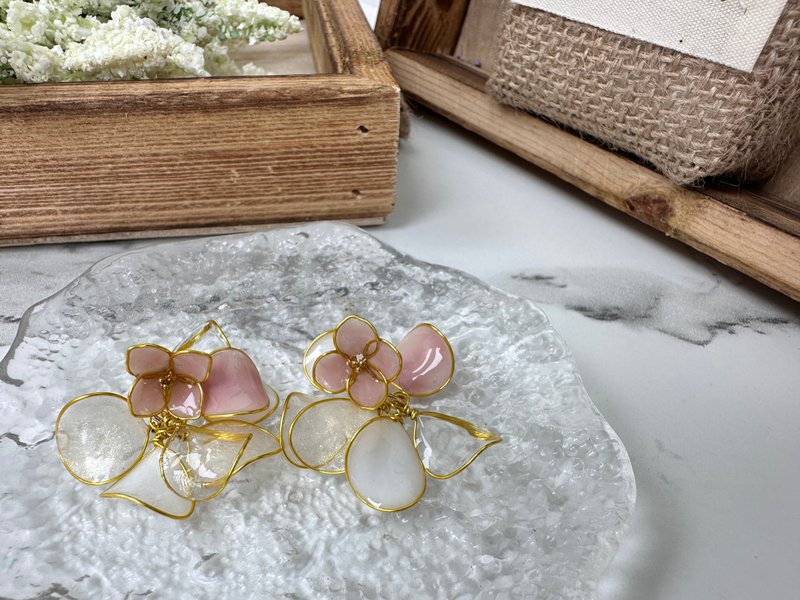 Dancing with little Hydrangea Earrings - Earrings & Clip-ons - Resin Pink