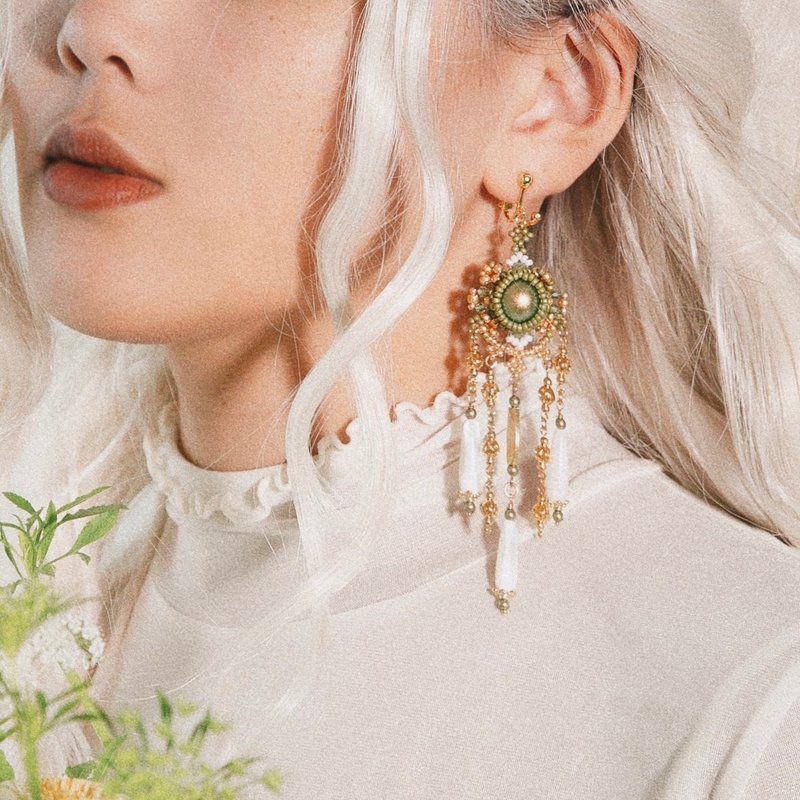 Sundial Waterfall Earrings 曉春日晷瀑布耳飾 - 耳環/耳夾/耳骨夾 - 玻璃 綠色