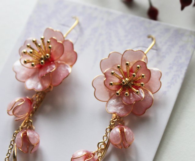 梅の花ピアス・イヤリング オーダー受付 ガラス》梅の花 ピアス (イヤリング) 梅 赤 紅梅 紅 ガラス 新年