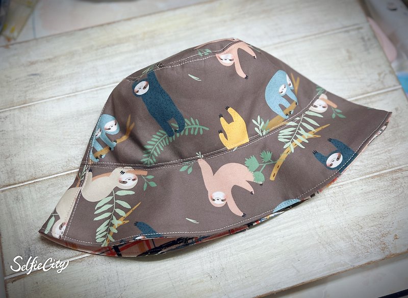可愛彩色樹懶 彩色線條格紋 雙面漁夫帽 遮陽帽 - 帽子 - 棉．麻 多色