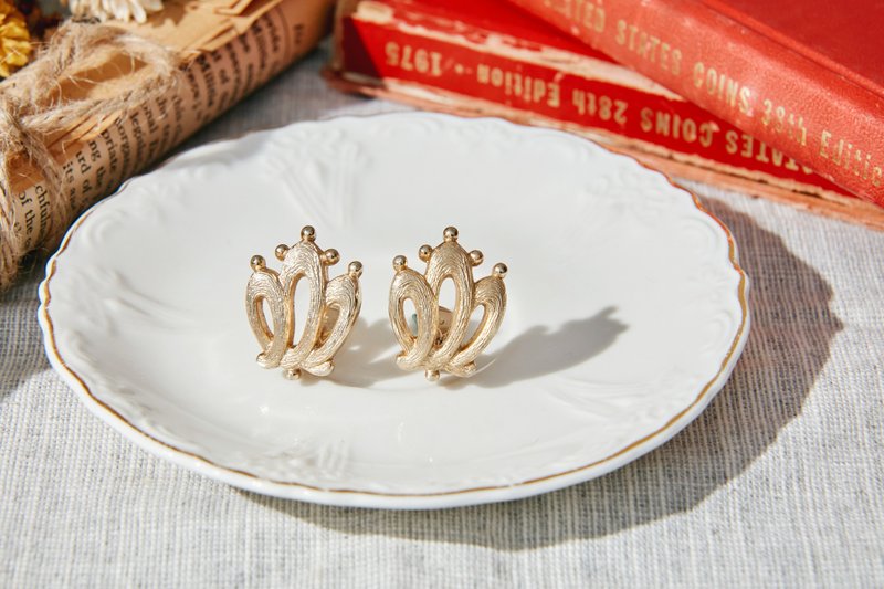 【美國帶回 西洋古董飾品】美國品牌Monet 金色王冠 復古夾式耳環 - 耳環/耳夾/耳骨夾 - 其他金屬 