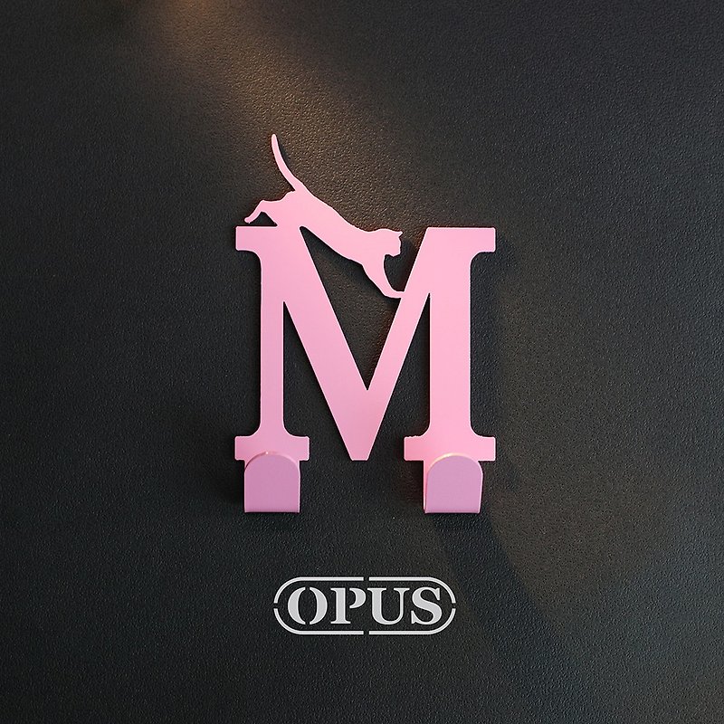 【OPUS Dongqi Metalworking】When a Cat Meets the Letter M - Hanging Hook (Pink)/Wall Decoration Hook - ตกแต่งผนัง - โลหะ สึชมพู