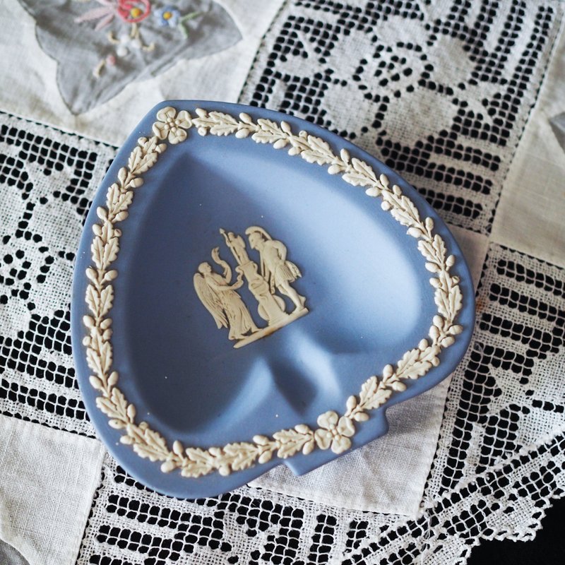 英國古董 Wedgwood 藍色 浮雕碧玉瓷 黑桃形碟 - 擺飾/家飾品 - 陶 藍色