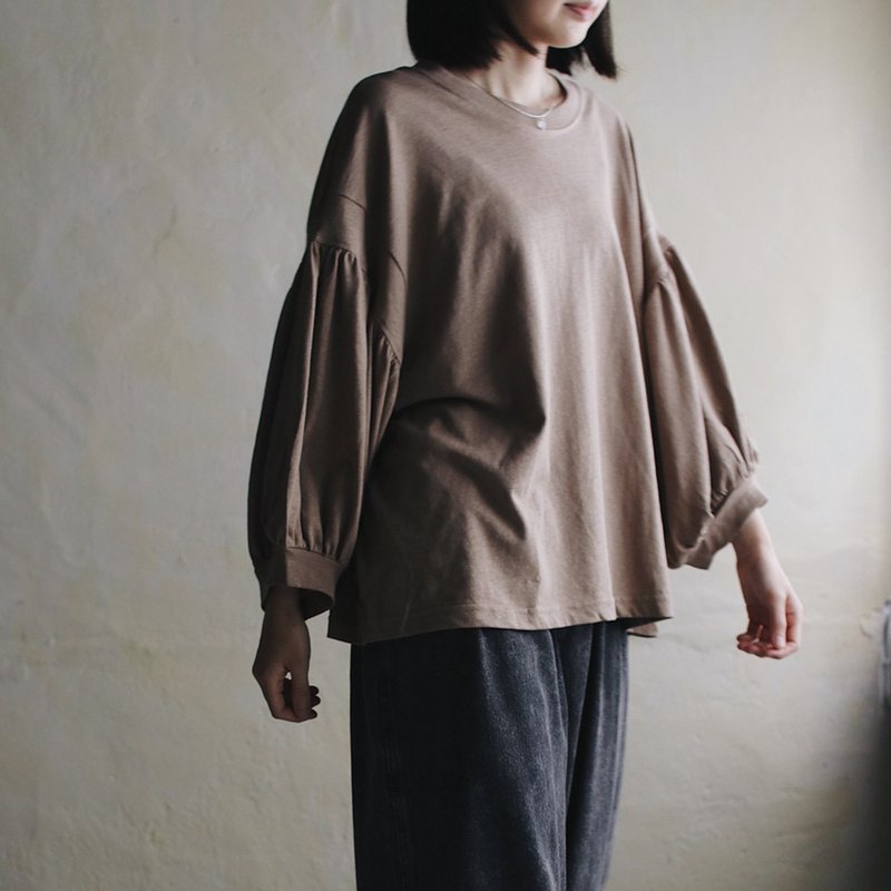 純棉垂墜澎袖T-shirt 沙色 - 女上衣/長袖上衣 - 棉．麻 卡其色