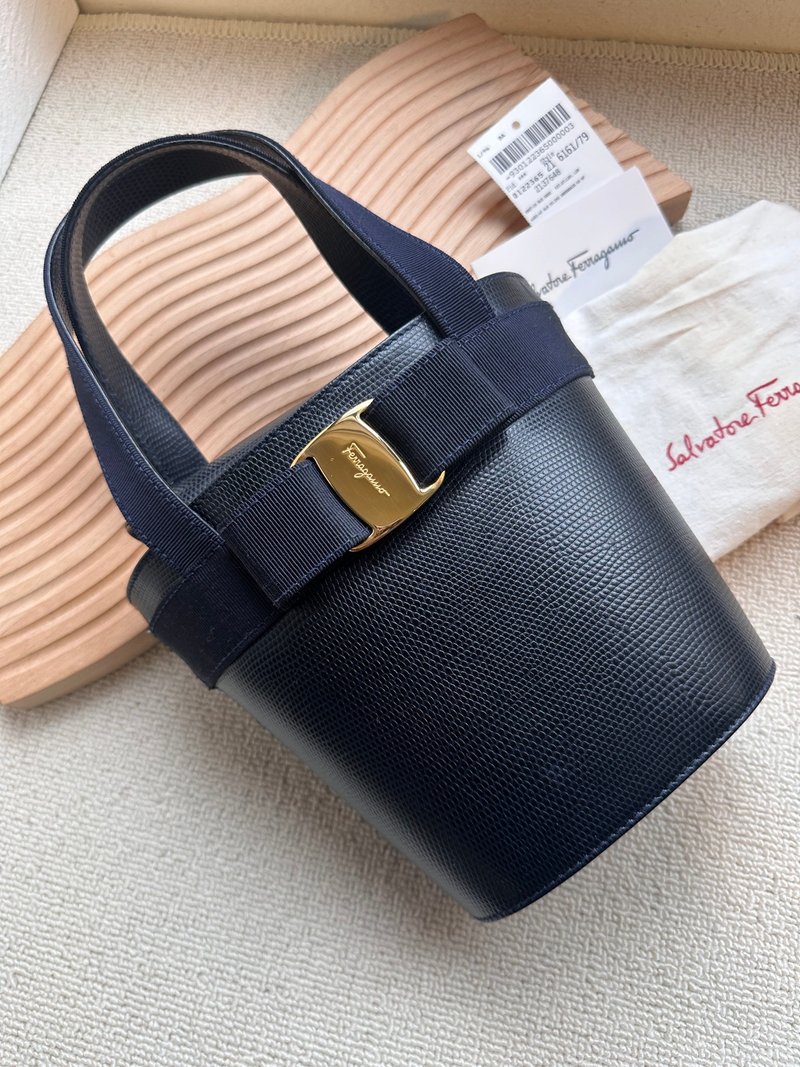 Second-hand bag Salvatore Ferragamo elegant dark blue lizard skin embossed cowhide handheld basket - กระเป๋าถือ - หนังแท้ 