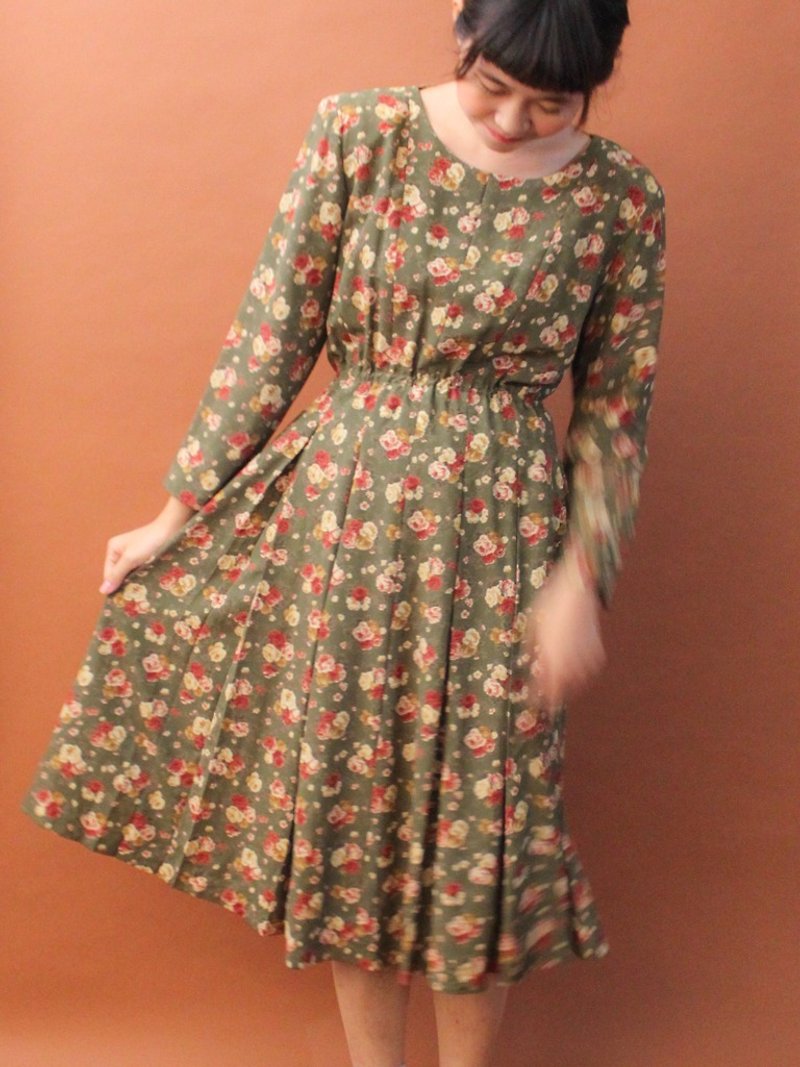 Vintage autumn and winter made in Japan sweet and lovely small floral olive green loose long-sleeved vintage dress - ชุดเดรส - เส้นใยสังเคราะห์ สีเขียว