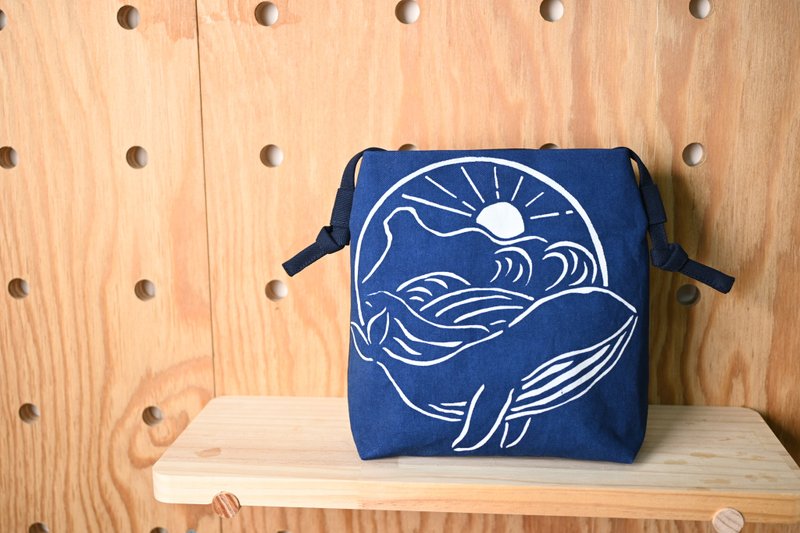 Aizen crossbody bag/carry-on bag-Whale Sun - กระเป๋าแมสเซนเจอร์ - ผ้าฝ้าย/ผ้าลินิน สีน้ำเงิน