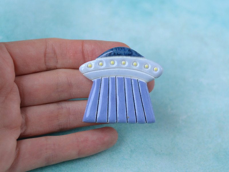 UFO ceramic pin - เข็มกลัด - ดินเผา สีม่วง