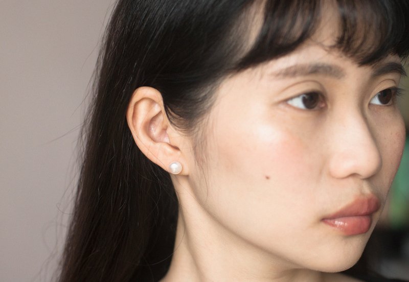 White oblate pearl earrings/delivered with peace of mind - Earrings & Clip-ons - Pearl White