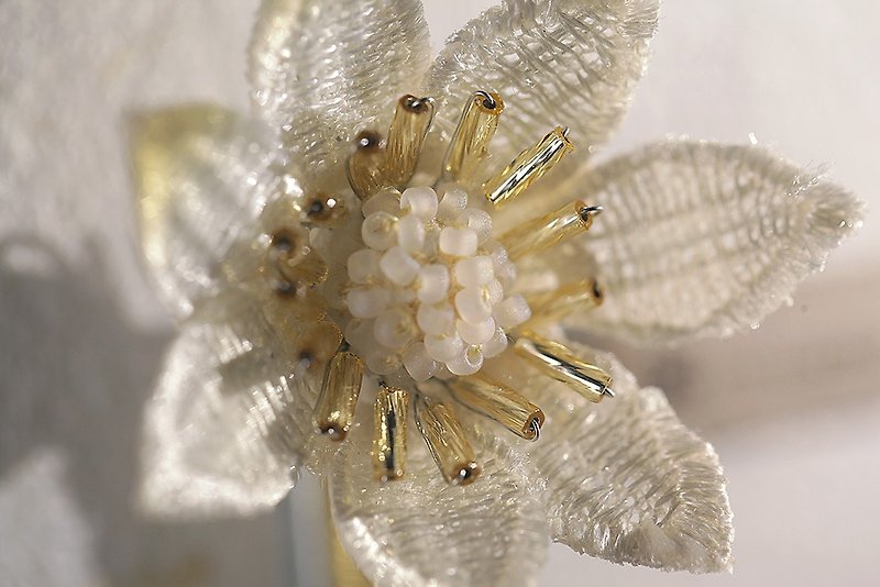 Protea/Elegant White Brooch - เข็มกลัด - วัสดุอื่นๆ ขาว