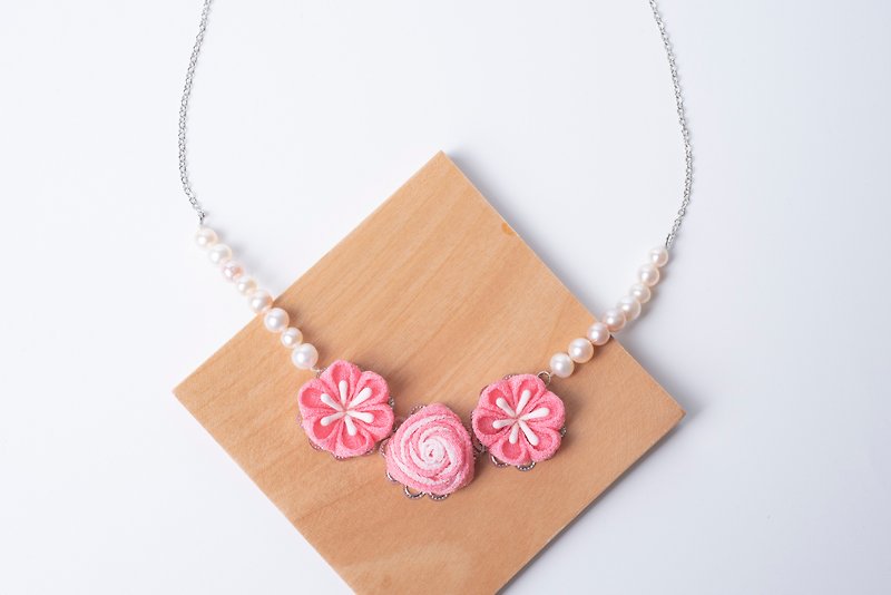 [珠华しゅか]つまみ细工/ Freshwater Pearl and Wind Cloth Rose Necklace (Peach) - Necklaces - Other Man-Made Fibers Pink