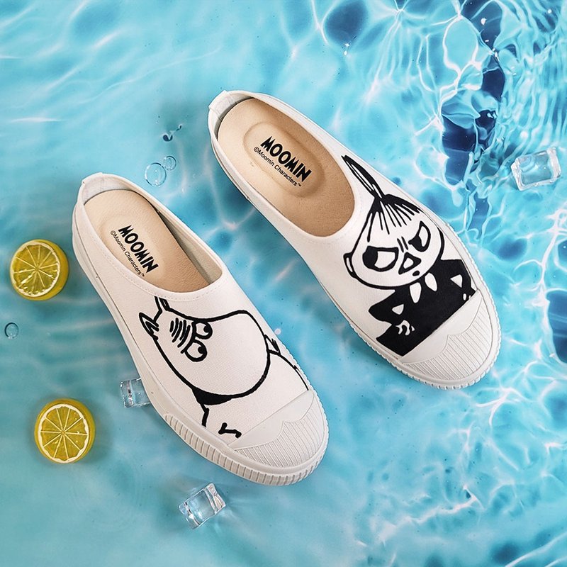 【Pinkoi x Moomin】Moomin and Little My (wide fit) Illustration Mules - white - รองเท้าลำลองผู้หญิง - ผ้าฝ้าย/ผ้าลินิน ขาว