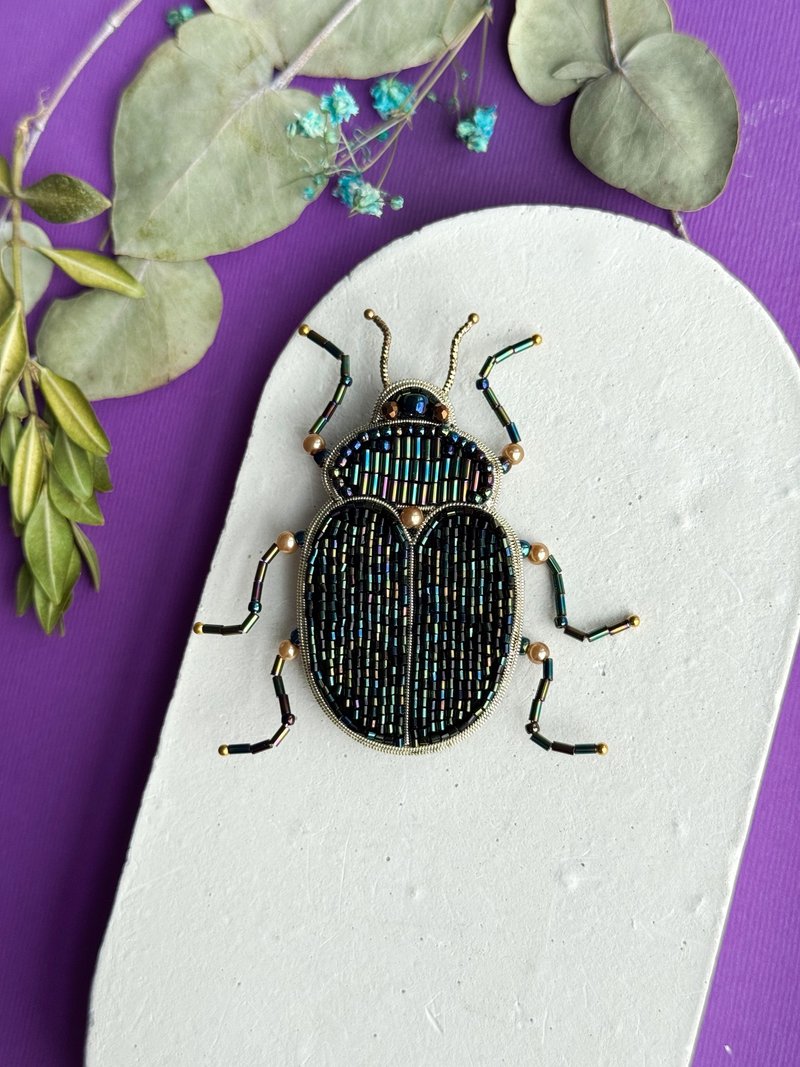 Beaded with insect pin embroidered scarabeaus brooch handmade beetle jewelry - 胸針 - 其他材質 多色