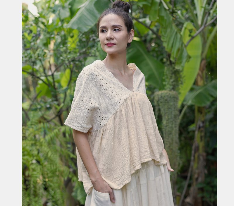 Cream cotton top, oversized cotton blouse with V neckline, short boho cotton top - 女上衣/長袖上衣 - 棉．麻 金色