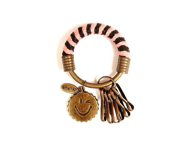【UNA-優娜手作】鑰匙圈(小)5.3CM  粉紅＋黑＋微笑瓶蓋  手工 編織 腊繩 鐵環 客製化 - 鑰匙圈/鎖匙扣 - 其他金屬 多色