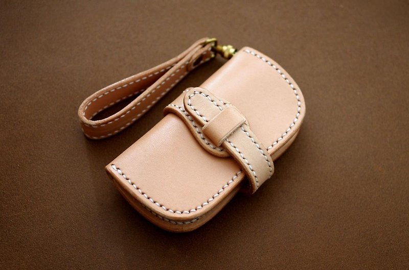 Leather saddle leather clamshell key case (belt type) [Order production] - ที่ห้อยกุญแจ - หนังแท้ สีกากี