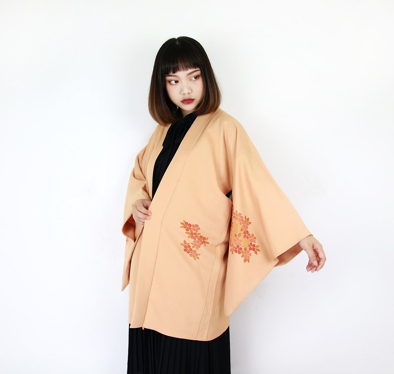 Back to Green:: Japanese kimono back kimono soft pink embroidered flowers / men and women can wear // vintage kimono (KC-26) - เสื้อแจ็คเก็ต - ผ้าไหม 