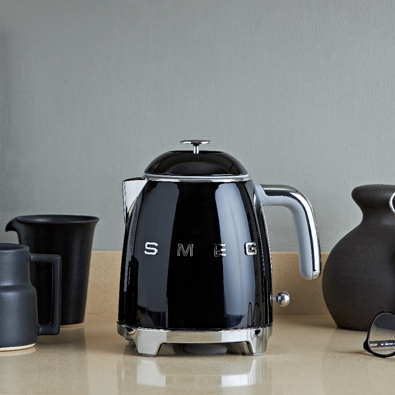 【SMEG】義大利復古0.8L迷你電熱水壺-耀岩黑 - 廚房家電 - 其他金屬 黑色