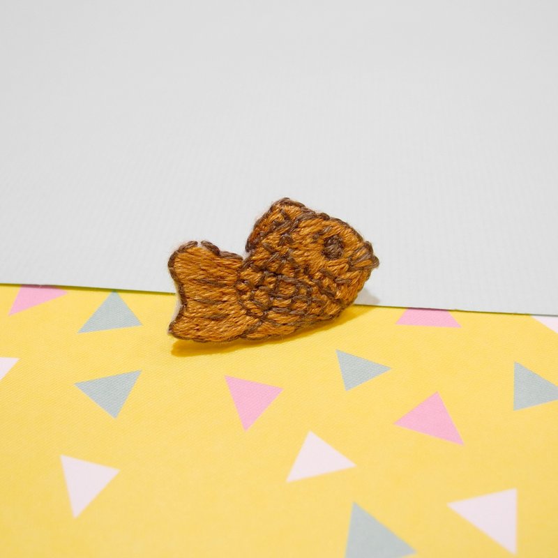 食物系刺繡鯛魚燒 耳環耳針 手工刺繡 - 耳環/耳夾/耳骨夾 - 繡線 咖啡色