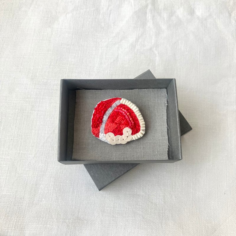 Brooch/手刺繍/2025赤001/ 箱入 1点もの - 胸針 - 棉．麻 紅色