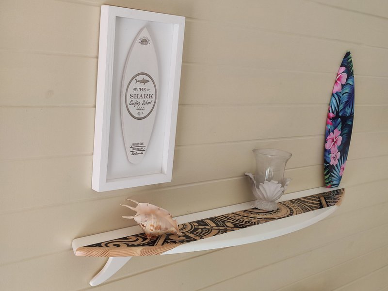 Surfing board inspired floating shelf in maori style - 壁貼/牆壁裝飾 - 木頭 多色