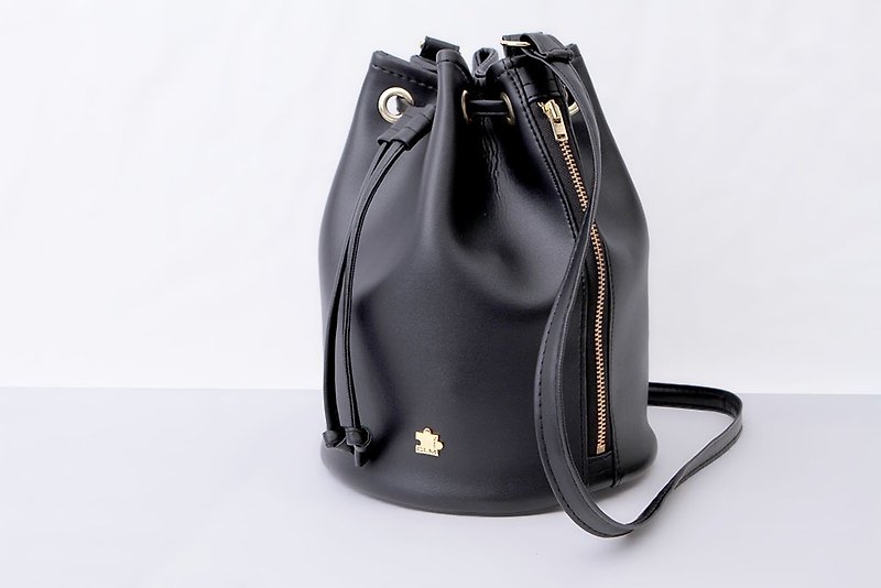 Taiwan Original/CLM Vegan Leather/Lightweight Bucket Bag-Black - กระเป๋าแมสเซนเจอร์ - น้ำยาง สีดำ