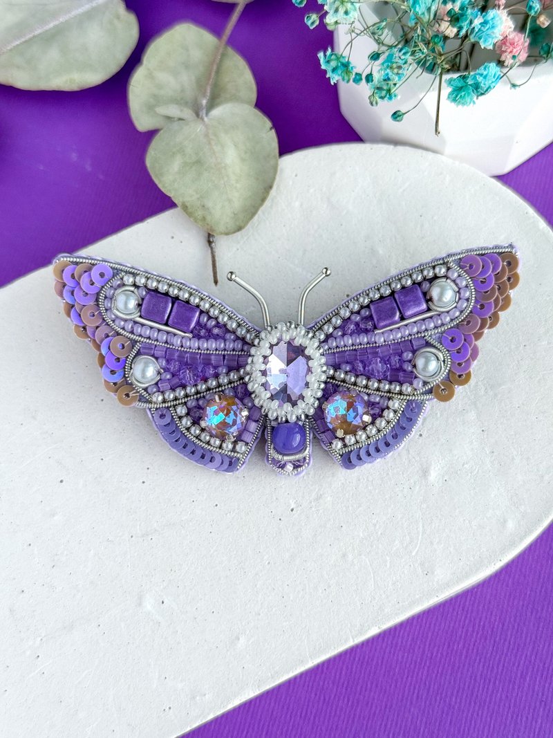 Beaded moth brooch - 胸針 - 其他材質 紫色