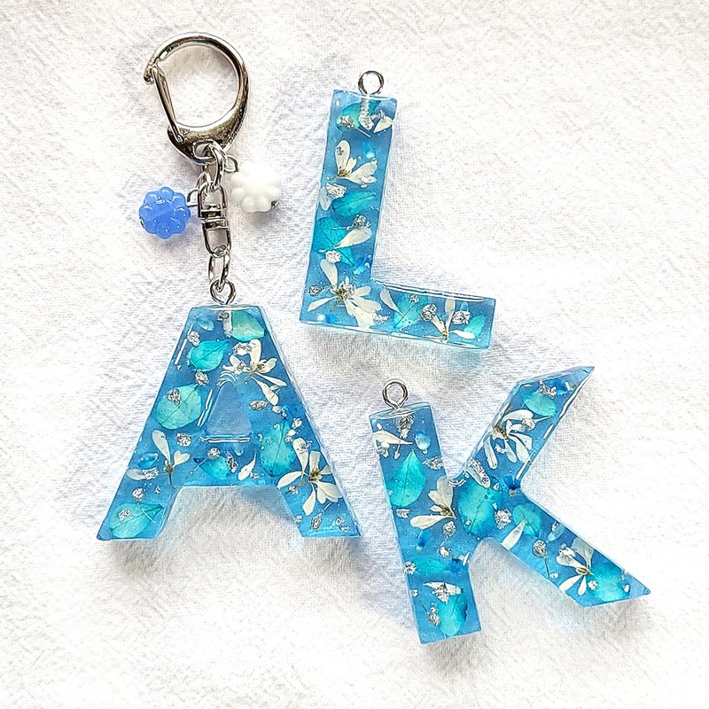 [Ready Stock] Letter A/K/L Blue and White Dried Flower Letter Keychain Personalized English Name - Keychains - Plants & Flowers Blue