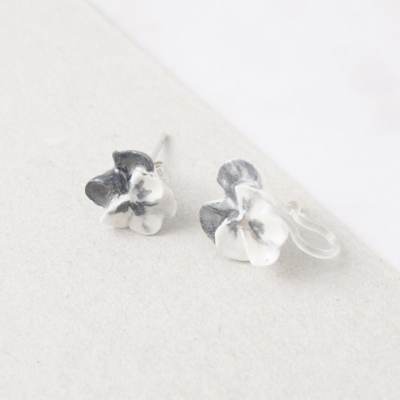Marble pattern Pansy Earrings/ Ear Clips =Flower Piping= - ต่างหู - ดินเหนียว ขาว