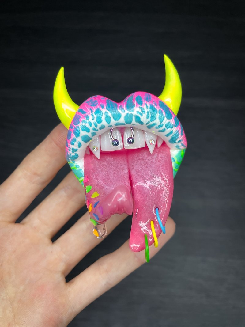 Phone grip. Colorful lips with fangs. - 其他 - 黏土 