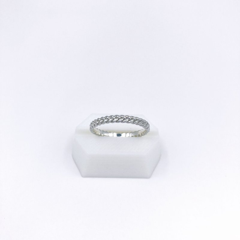 The twine braided Silver ring - แหวนทั่วไป - โลหะ สีเงิน