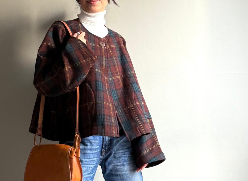 Snowy Forest Cabin / Red-Brown Scottish Plaid Wool Cropped Cape-like Jacket / Wool - เสื้อแจ็คเก็ต - ขนแกะ 