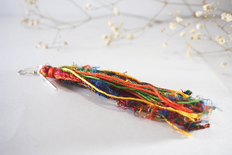 Handmade gorgeous tassel hooks | christmas (single) - ต่างหู - ผ้าไหม สีแดง