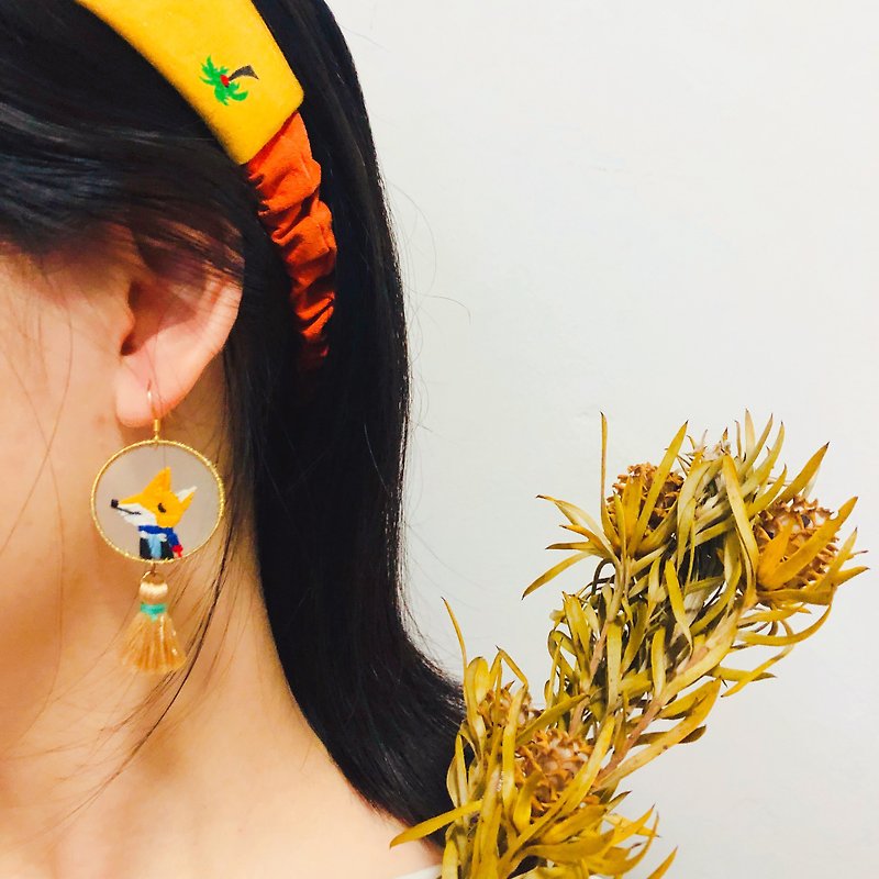 Yuansen hand made pure hand-embroidered earrings fox - Earrings & Clip-ons - Silk White