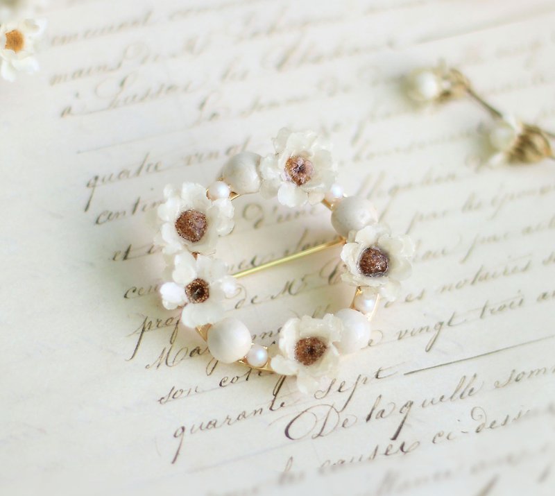 French small white plum brooch / brooch / dry flower hand-made hand-made - เข็มกลัด - พืช/ดอกไม้ ขาว