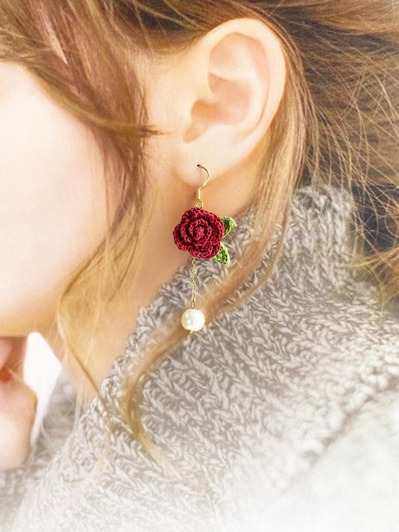 手工編織紅玫瑰耳環 Crochet Rose earrings 耳針 耳鈎 耳環 鉤織 - 耳環/耳夾/耳骨夾 - 棉．麻 紅色