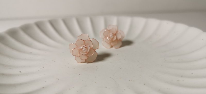 [Veverka] Frosted Rose-Resin Earrings Birthday Gift Crystal Flower Resin Flower Matte Glue - Earrings & Clip-ons - Resin Pink