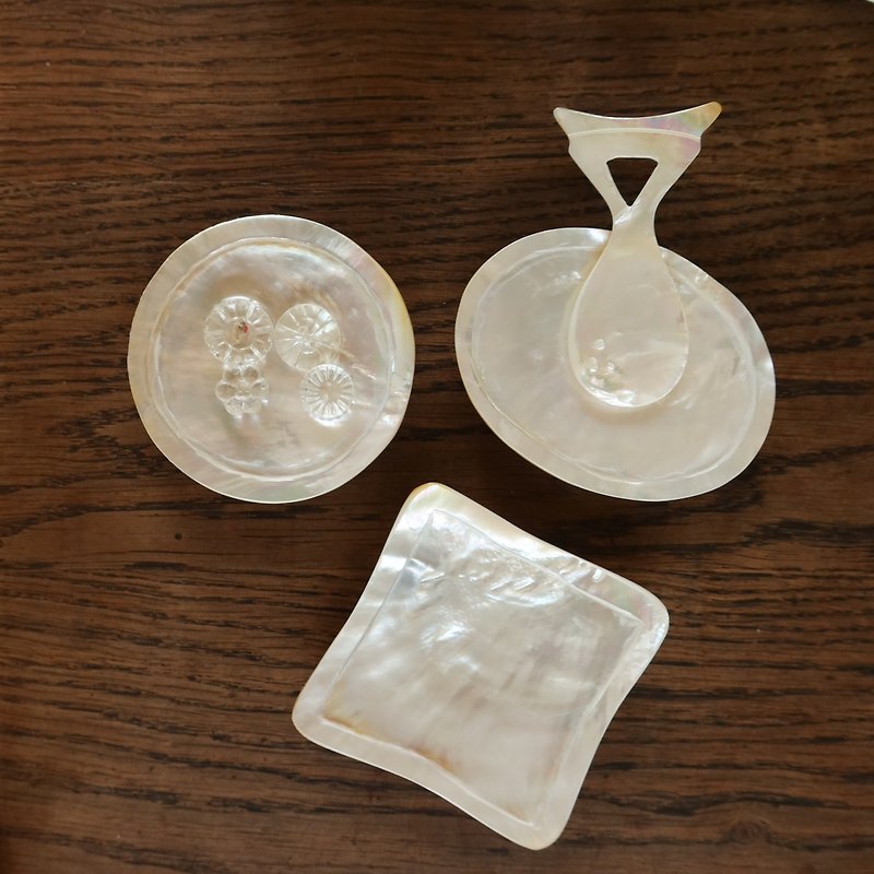Mother-of-pearl tray with pedestal - ถาดเสิร์ฟ - เปลือกหอย ขาว