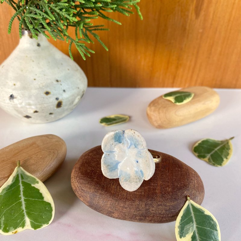 Flower Ring/ Ceramic / jewelry - 戒指 - 陶 白色