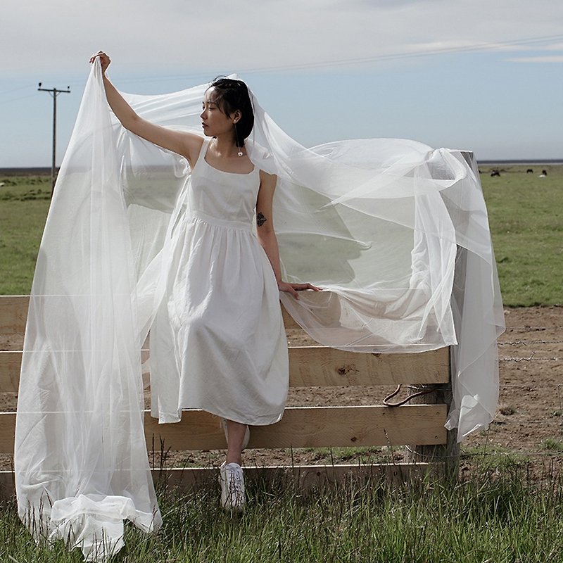 White linen texture slings with a sleek dress and a smocked fairy dress for a perfect bridesmaid dress - ชุดเดรส - ผ้าฝ้าย/ผ้าลินิน ขาว
