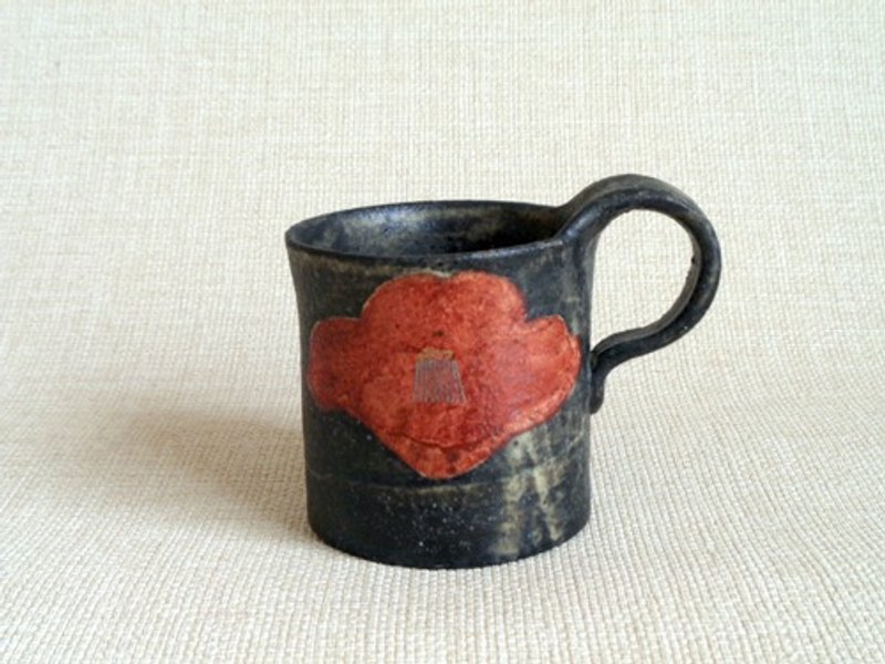 Mug with gold and silver red camellia motif - แก้วมัค/แก้วกาแฟ - ดินเผา สีดำ